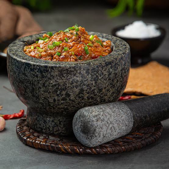 proses menggiling bumbu dapur